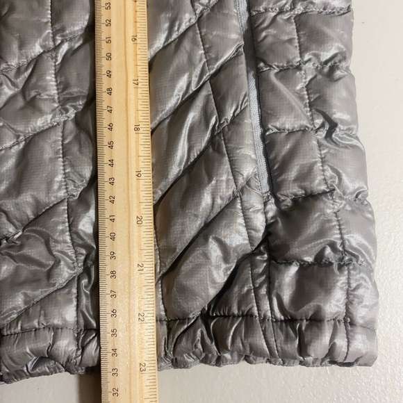 The North Face ThermoBall Silver Puffer Vest Women’s Small Lightweight Quilted - Picture 5 of 13